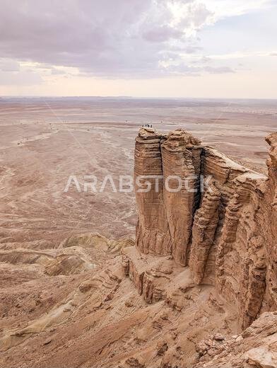 منظر بانورامي لجرف جبل طويق المهيب بعد غروب الشمس، المملكة العربية السعودية