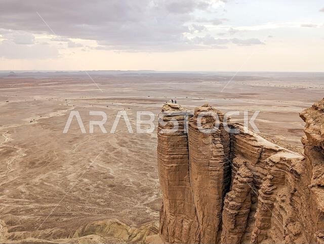 منظر بانورامي لجرف جبل طويق المهيب بعد غروب الشمس، المملكة العربية السعودية