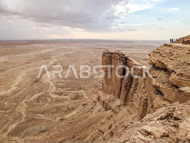 منظر بانورامي لجرف جبل طويق المهيب بعد غروب الشمس، المملكة العربية السعودية
