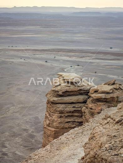 منظر بانورامي لجرف جبل طويق المهيب بعد غروب الشمس، المملكة العربية السعودية