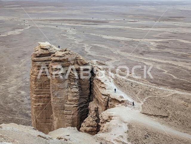 منظر بانورامي لجرف جبل طويق المهيب بعد غروب الشمس، المملكة العربية السعودية