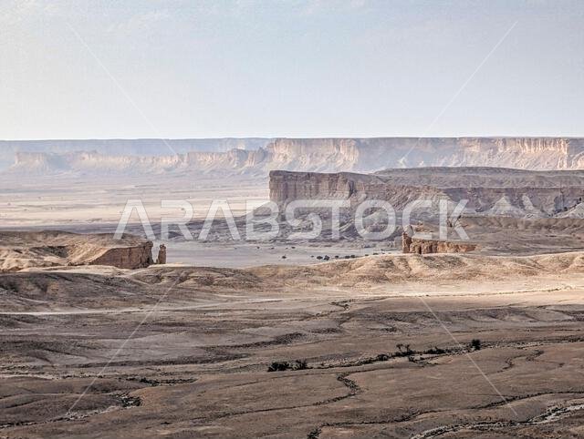 منظر بانورامي لجرف جبل طويق المهيب بعد غروب الشمس، المملكة العربية السعودية