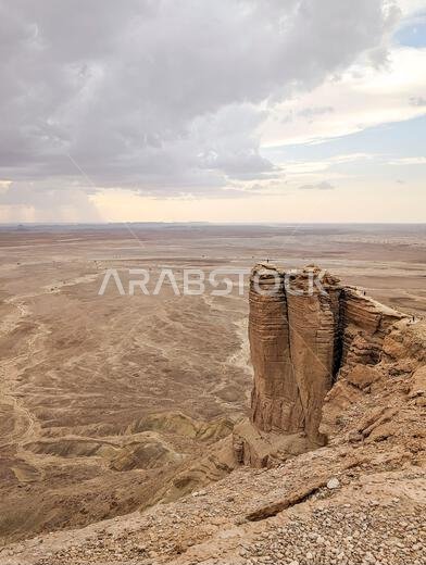 منظر بانورامي لجرف جبل طويق المهيب بعد غروب الشمس، المملكة العربية السعودية