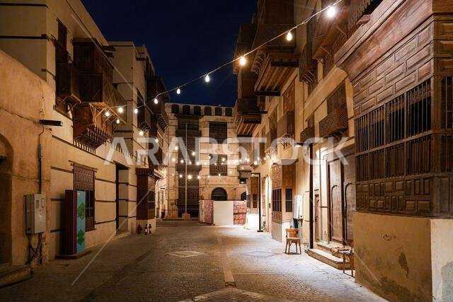 العمارة الحجازية التقليدية والأضواء المتدلية في البلدة القديمة بجدة، المملكة العربية السعودية العمارة الحجازية التقليدية والأضواء المتدلية في البلدة القديمة بجدة، المملكة العربية السعودية