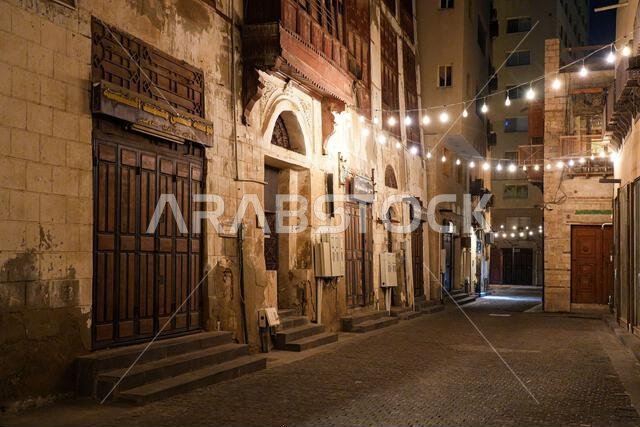 العمارة الحجازية التقليدية والأضواء المتدلية في البلدة القديمة بجدة، المملكة العربية السعودية العمارة الحجازية التقليدية والأضواء المتدلية في البلدة القديمة بجدة، المملكة العربية السعودية