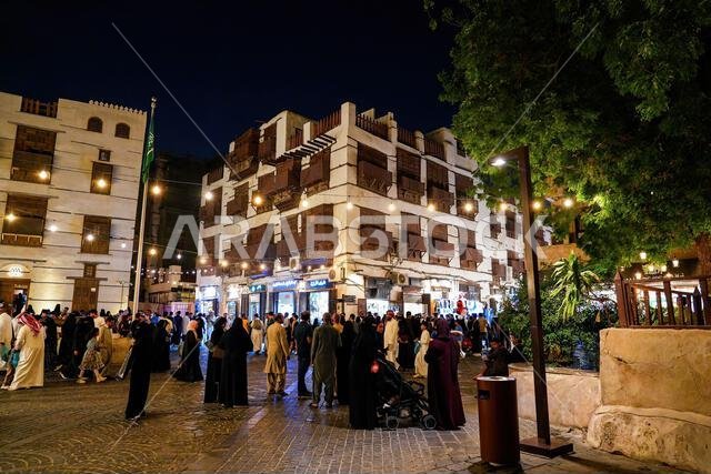 الحياة الليلية النابضة بالحياة والمعمار التقليدي في البلد، المدينة القديمة بجدة، المملكة العربية السعودية