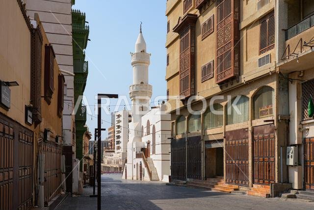 مسجد المعمر التاريخي وشرفات روشن الخضراء في البلد، المدينة القديمة بجدة في المملكة العربية السعودية
