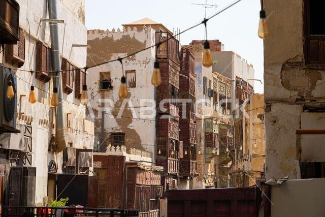 العمارة الحجازية التقليدية مع شرفات رواشين الخشبية في البلد، المدينة القديمة بجدة في المملكة العربية السعودية العمارة الحجازية التقليدية مع شرفات رواشين الخشبية في البلد، المدينة القديمة بجدة في المملكة العربية السعودية