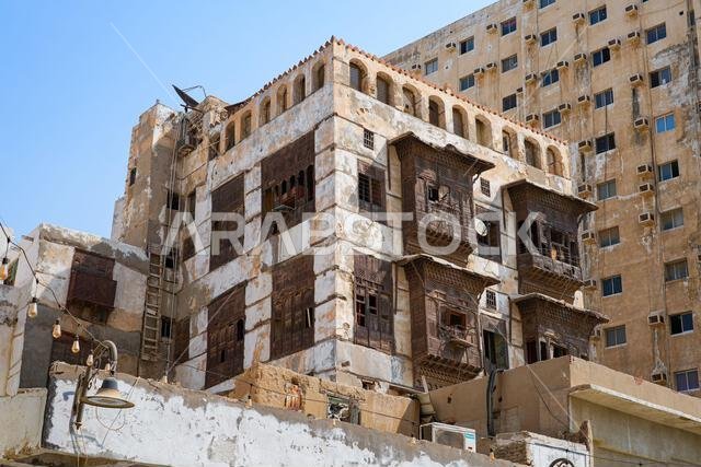 مبنى حجازي تقليدي يتميز بشاشات مشربية وشرفات خشبية في البلد، المدينة القديمة بجدة، المملكة العربية السعودية