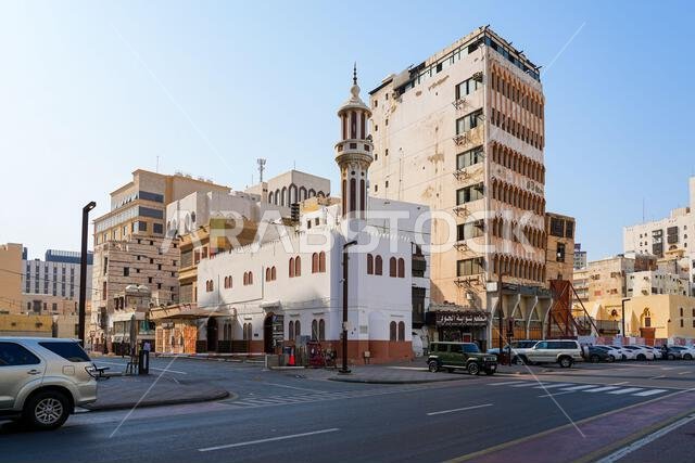 مسجد أبو بكر الصديق ومئذنته البيضاء الأنيقة في البلدة القديمة بجدة، المملكة العربية السعودية
