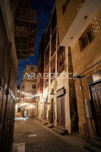 العمارة الحجازية التقليدية والأضواء المتدلية في البلدة القديمة بجدة، المملكة العربية السعودية العمارة الحجازية التقليدية والأضواء المتدلية في البلدة القديمة بجدة، المملكة العربية السعودية