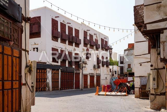 مبنى حجازي تقليدي يتميز بشاشات مشربية وشرفات خشبية في البلد، المدينة القديمة بجدة، المملكة العربية السعودية