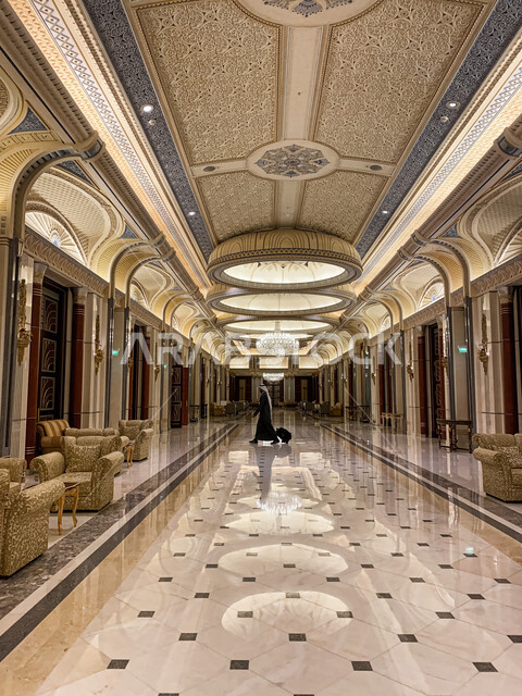 البهو الداخلي لأحد الفنادق في المملكه العربيه السعوديه, فنادق فاخره, الديكور الداخلي والتصميم الهندسي المعماري, السياحه بالمملكه العربيه السعوديه