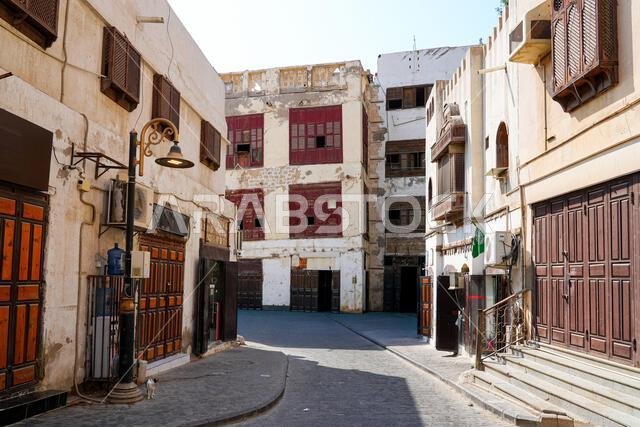 مبنى حجازي تقليدي يتميز بشاشات مشربية وشرفات خشبية في البلد، المدينة القديمة بجدة، المملكة العربية السعودية مبنى حجازي تقليدي يتميز بشاشات مشربية وشرفات خشبية في البلد، المدينة القديمة بجدة، المملكة العربية السعودية