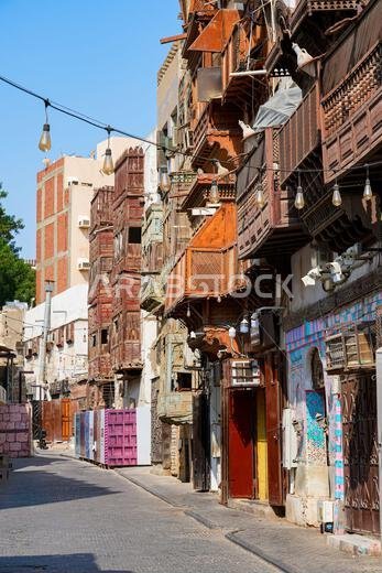 مبنى حجازي تقليدي يتميز بشاشات مشربية وشرفات خشبية في البلد، المدينة القديمة بجدة، المملكة العربية السعودية