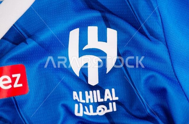 كييف، أوكرانيا. 4 فبراير 2026. صورة مقرّبة لشعار نادي الهلال لكرة القدم على قماش قميص أزرق، تُظهر العلامة التجارية الرياضية وهوية الفريق.