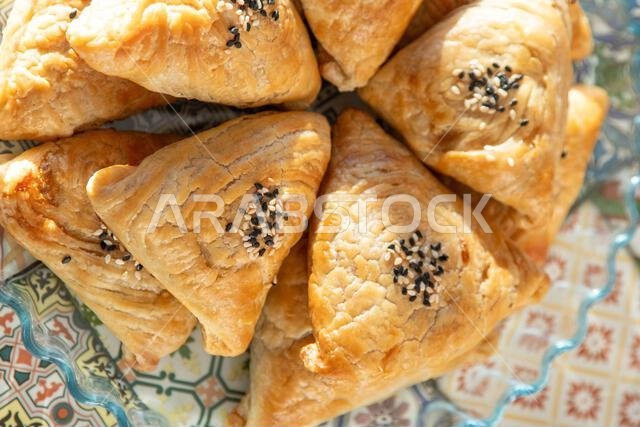 سمبوسة مخبوزة مع بذور السمسم. صورة من الأعلى سمبوسة مخبوزة مع بذور السمسم. صورة من الأعلى