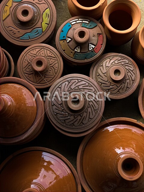 مجموعه من أواني فخاريه شعبيه, تراثيات وشعبيات, أواني خزفيه مزخرفه مصنوعه من الطين, شعبيات سعوديه