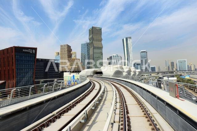 ركوب قطار المترو الحديث في الرياض، المملكة العربية السعودية.