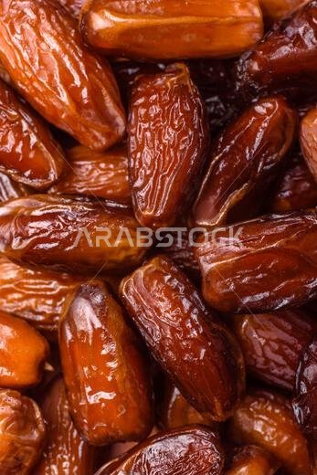 تمر مجفف على طبق خزفي لرمضان أو الإفطار. التمر المجفف كخلفية طعام لتصميمك