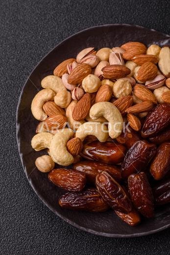 تمر مجفف على طبق خزفي لرمضان أو الإفطار. التمر المجفف كخلفية طعام لتصميمك