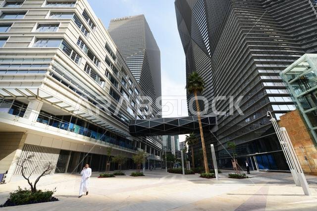 مبانٍ حديثة جميلة في مركز الملك عبد الله المالي بالرياض، المملكة العربية السعودية.