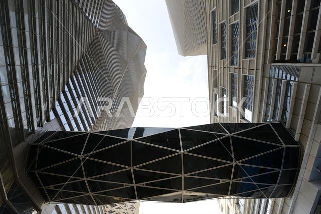 مبانٍ حديثة جميلة في مركز الملك عبد الله المالي بالرياض، المملكة العربية السعودية.