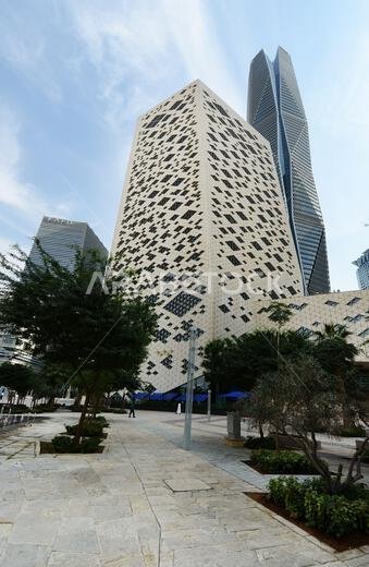 مبانٍ حديثة جميلة في مركز الملك عبد الله المالي بالرياض، المملكة العربية السعودية.