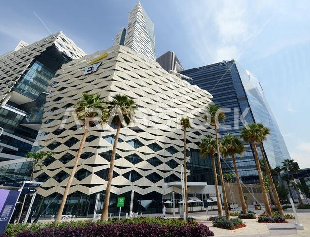 مبانٍ حديثة جميلة في مركز الملك عبد الله المالي بالرياض، المملكة العربية السعودية.