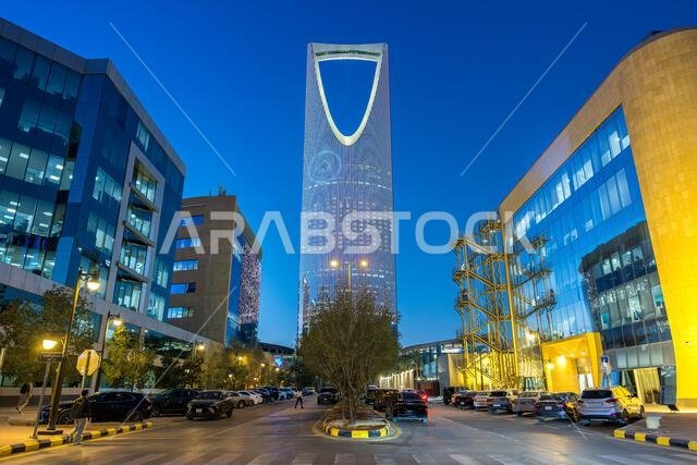 أفق مدينة الرياض، برج مركز المملكة، ناطحة سحاب شهيرة، ليلاً في الرياض، المملكة العربية السعودية