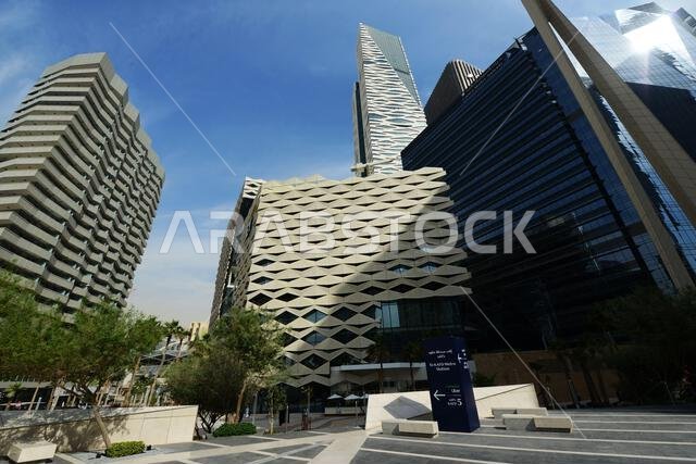 مبانٍ حديثة جميلة في مركز الملك عبد الله المالي بالرياض، المملكة العربية السعودية.