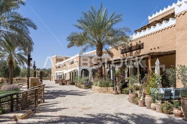 مطاعم الرياض في تراس البجيري في حي الطريف التاريخي، وهو موقع مدرج ضمن قائمة اليونسكو للتراث العالمي في الرياض، المملكة العربية السعودية مطاعم الرياض في تراس البجيري في حي الطريف التاريخي، وهو موقع مدرج ضمن قائمة اليونسكو للتراث العالمي في الرياض، المملكة العربية السعودية