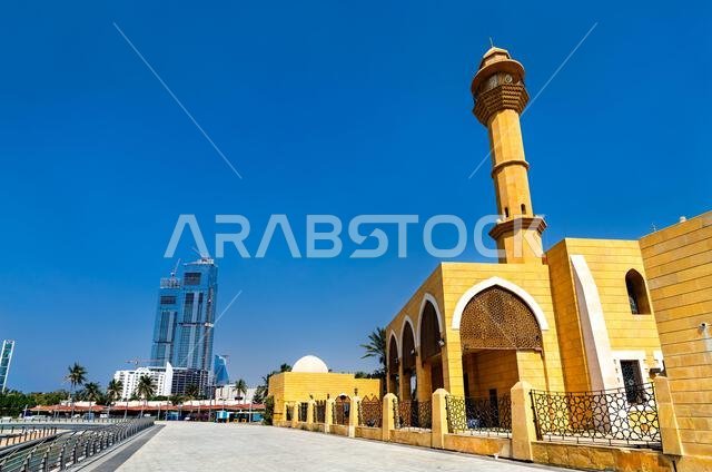 منظر لمسجد عبد القادر الفقيه مع أشجار النخيل تحت سماء زرقاء صافية على كورنيش جدة في المملكة العربية السعودية. منظر لمسجد عبد القادر الفقيه مع أشجار النخيل تحت سماء زرقاء صافية على كورنيش جدة في المملكة العربية السعودية.