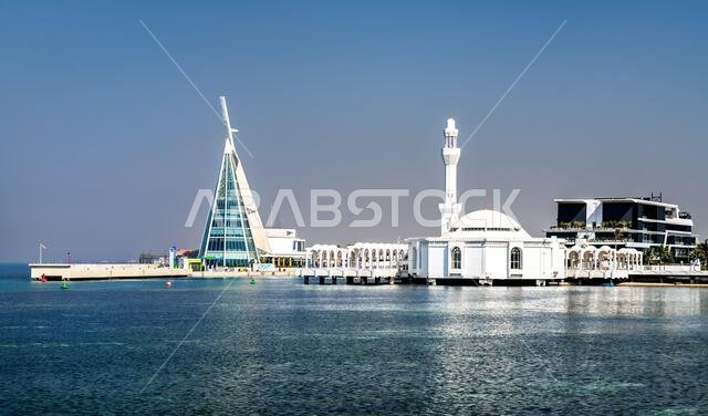 جدة، المملكة العربية السعودية - ١١ فبراير ٢٠٢٦: يقع مسجد الرحمة ومبنى نادي جدة لليخوت الحديث على ساحل البحر الأحمر خلال يوم صافٍ.