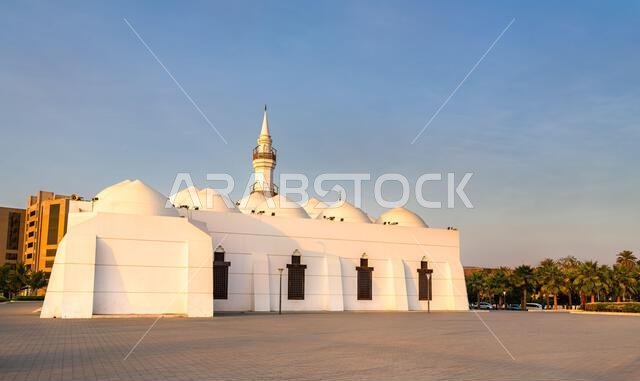 الواجهة المعمارية البيضاء وقباب مسجد الجفالي الواقع بالقرب من البلد في جدة، المملكة العربية السعودية عند غروب الشمس.
