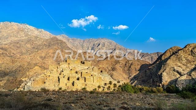 منظر بانورامي لقرية ذي عين التراثية التاريخية المبنية على جبل من الرخام تحت سماء زرقاء صافية في الباحة، المملكة العربية السعودية.
