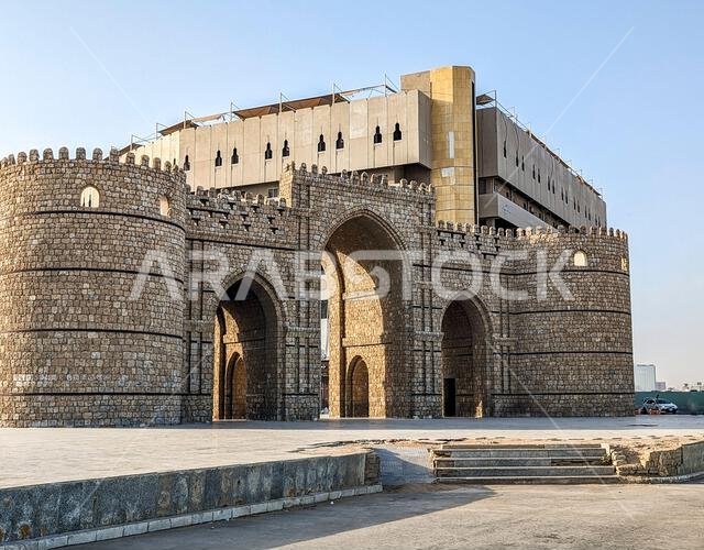 جدة، المملكة العربية السعودية، 1 أبريل 2024. منظر لباب مكة، البوابة التاريخية للحجاج المسافرين إلى مكة المكرمة، في يوم مشمس.