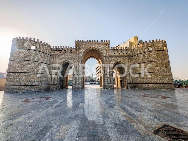جدة، المملكة العربية السعودية، 1 أبريل 2024. منظر لباب مكة، البوابة التاريخية للحجاج المسافرين إلى مكة المكرمة، في يوم مشمس.