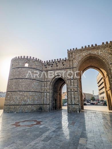 جدة، المملكة العربية السعودية، 1 أبريل 2024. منظر لباب مكة، البوابة التاريخية للحجاج المسافرين إلى مكة المكرمة، في يوم مشمس.