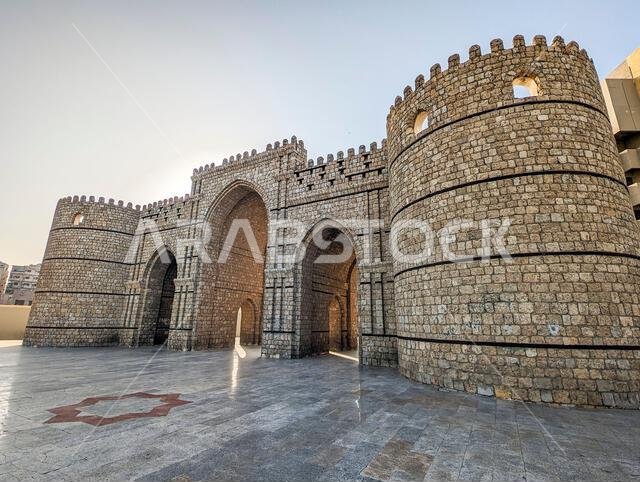 جدة، المملكة العربية السعودية، 1 أبريل 2024. منظر لباب مكة، البوابة التاريخية للحجاج المسافرين إلى مكة المكرمة، في يوم مشمس.