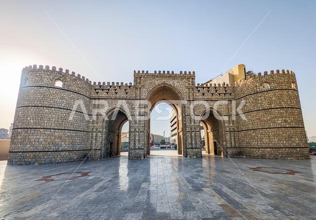 جدة، المملكة العربية السعودية، 1 أبريل 2024. منظر لباب مكة، البوابة التاريخية للحجاج المسافرين إلى مكة المكرمة، في يوم مشمس.