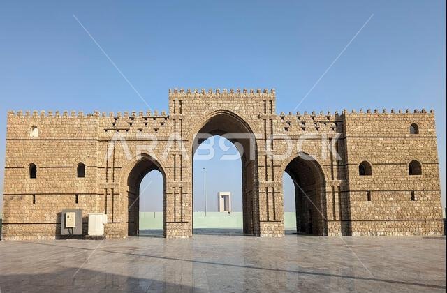 جدة، المملكة العربية السعودية، 1 أبريل 2024. منظر لباب مكة، البوابة التاريخية للحجاج المسافرين إلى مكة المكرمة، في يوم مشمس.