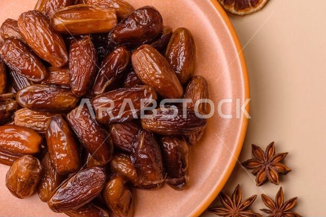 تمر مجفف على طبق خزفي لرمضان أو الإفطار. التمر المجفف كخلفية طعام لتصميمك
