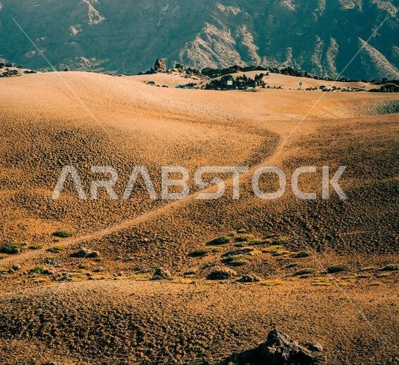منظر طبيعي بركاني مع صحراء بين الجبال.