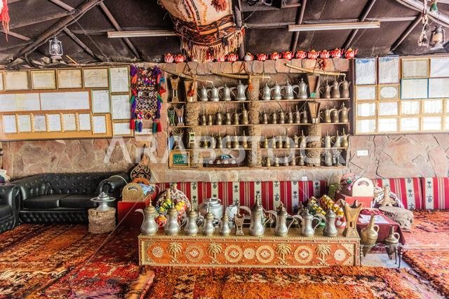 الجبة، المملكة العربية السعودية - 3 نوفمبر 2021: أبقار دلة متنوعة معروضة للبيع في متحف ناصر الثويني في الجبة، المملكة العربية السعودية