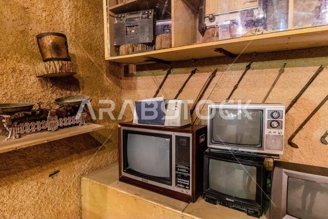 الجبة، المملكة العربية السعودية - 3 نوفمبر 2021: معروضات متحف ناصر الثويني في الجبة، المملكة العربية السعودية