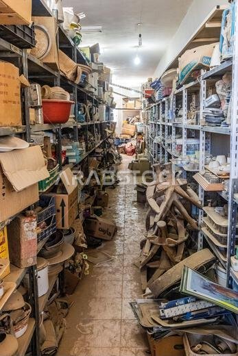 سكاكا، المملكة العربية السعودية - 6 نوفمبر 2021: الجزء الداخلي لمتحف صغير في سكاكا، المملكة العربية السعودية