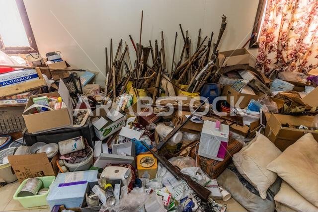 سكاكا، المملكة العربية السعودية - 6 نوفمبر 2021: الجزء الداخلي لمتحف منزلي صغير في سكاكا، المملكة العربية السعودية