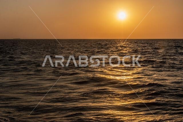 غروب الشمس على البحر في جدة، المملكة العربية السعودية