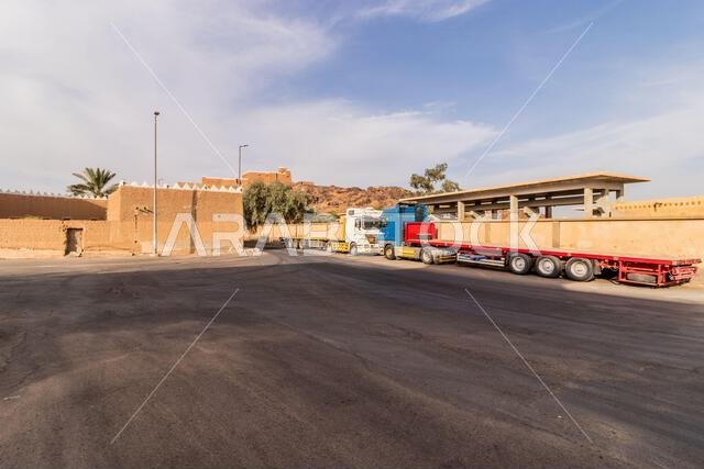 الشاحنات والمنازل القديمة وقلعة عارف في حائل، المملكة العربية السعودية
